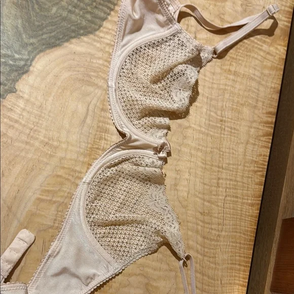 Four Neutral Bras with Underwire Support - Picture 5 of 8